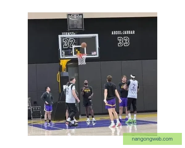 湖人队关键球员复出引爆赛季胜负关键战球迷热议